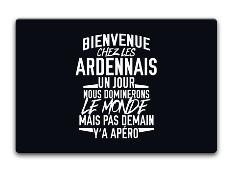 Bienvenue Chezies Ardennais Un Jour Nous Dominerons Le Monde Mais Pas Demain Y'a Apero Standard Maglietta Front