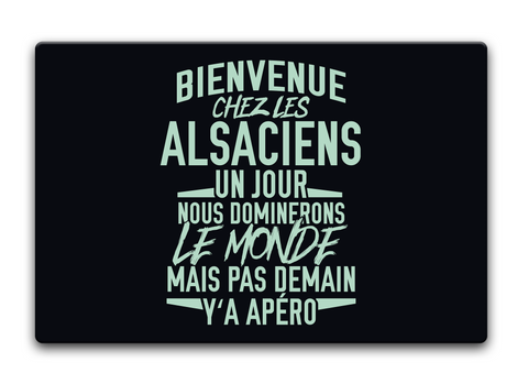 Bienvenue Chezles Alsaciens Un Jour Nous Dominerons Le Monde Mais Pas Demain Y'a Apéro Standard T-Shirt Front