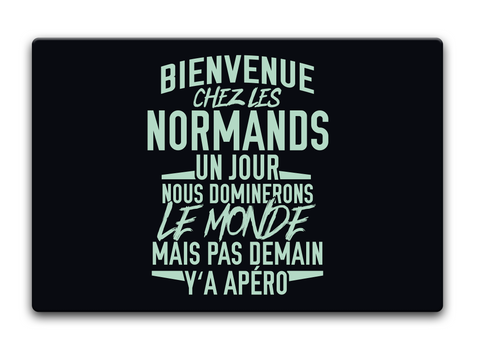 Bienvenue Chezles Normands Un Jour Nous Dominerons Le Monde Mais Pas Demain Y A Apero Standard Maglietta Front